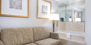 hotels in bakersfield with jacuzzi tub in room