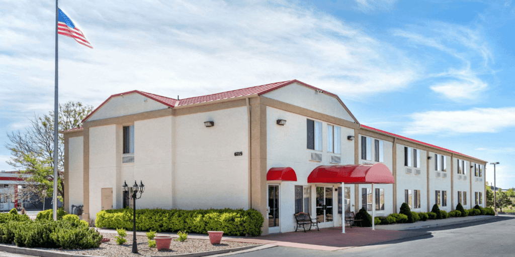 Review of Econo Lodge Airport Colorado Springs with Private Hot Tub in Room