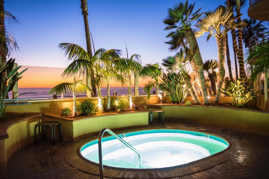 Jacuzzi Dreams Come True: Pacific Terrace Hotel Review