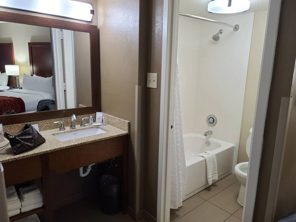 Hotel with Jacuzzi Tub in Room Southaven MS: Exploring the Negative and Positive Aspects