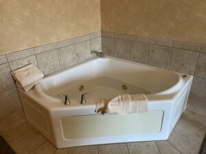 Top Romantic Retreats: Galena IL Hotels with Jacuzzi Suites