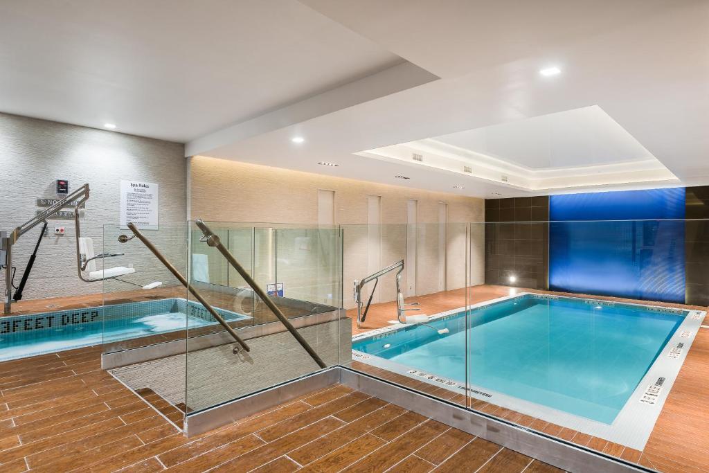Â Indoor Heated Pool and Jacuzzi Bliss
