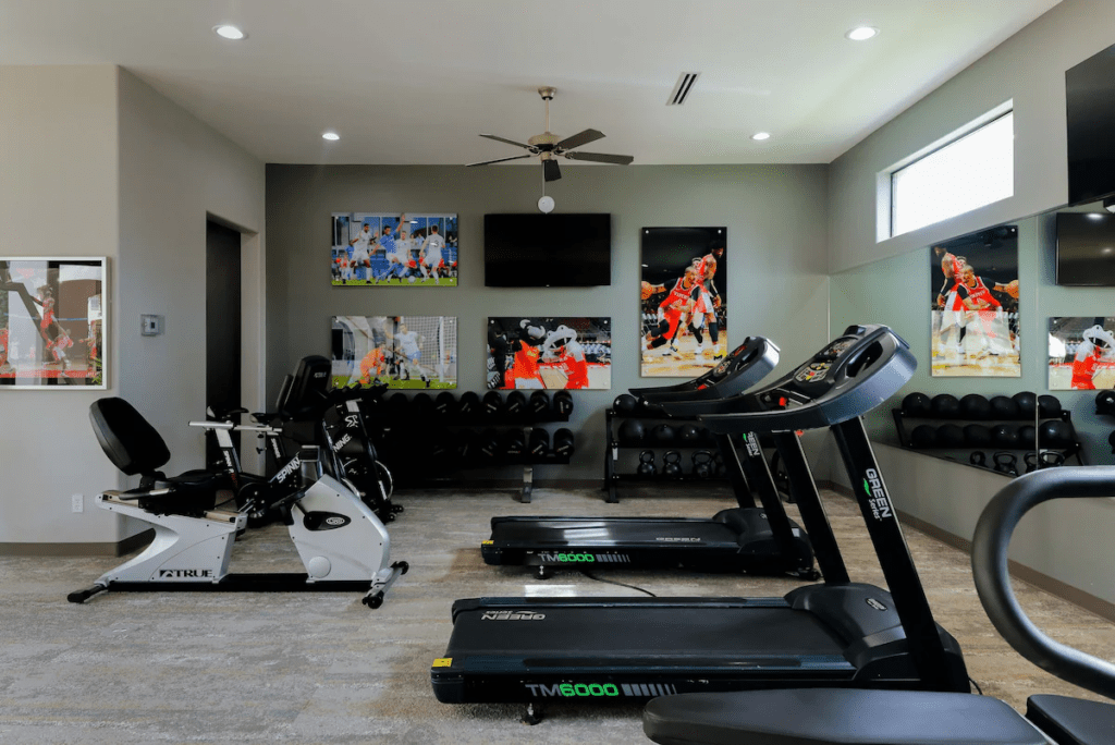 The room offers an outdoor pool, a 24-hour fitness center, a spa tub, and a pool bar, ensuring that your stay is filled with opportunities for relaxation and entertainment.