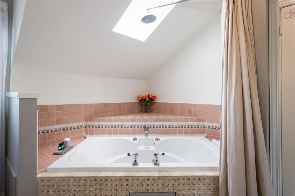 Hotel with Whirlpool Tubs: A Relaxing Oasis Near Poplar and Naples Beach