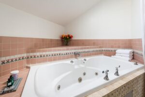 Hotel with Whirlpool Tubs: A Relaxing Oasis Near Poplar and Naples Beach