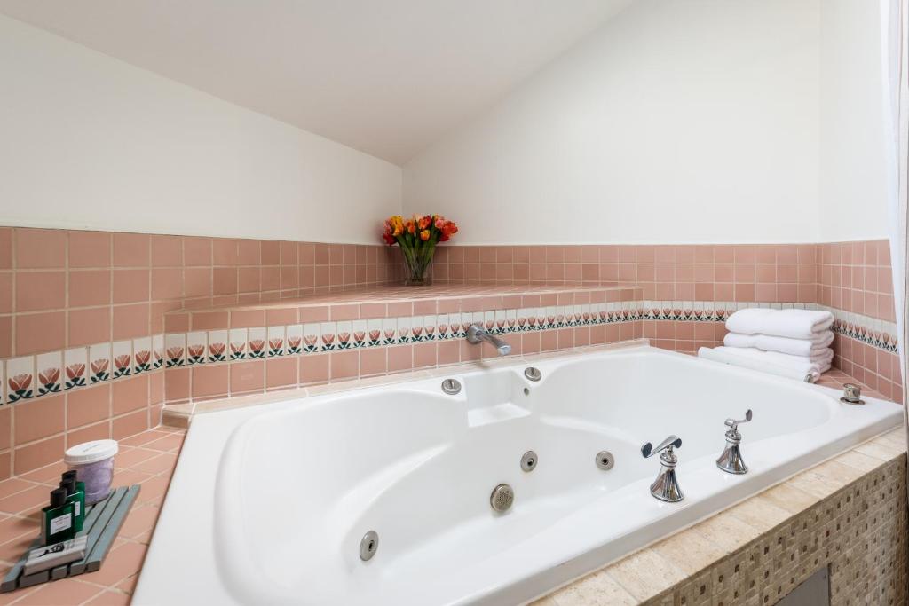Hotel with Whirlpool Tubs: A Relaxing Oasis Near Poplar and Naples Beach