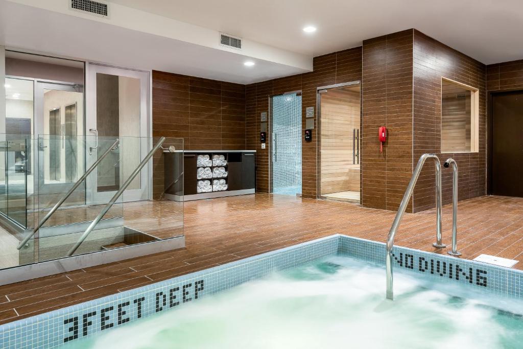 Hotel With Jacuzzi: The Ultimate 3-Star Romantic Couple's Getaway in Downtown Brooklyn, NYC