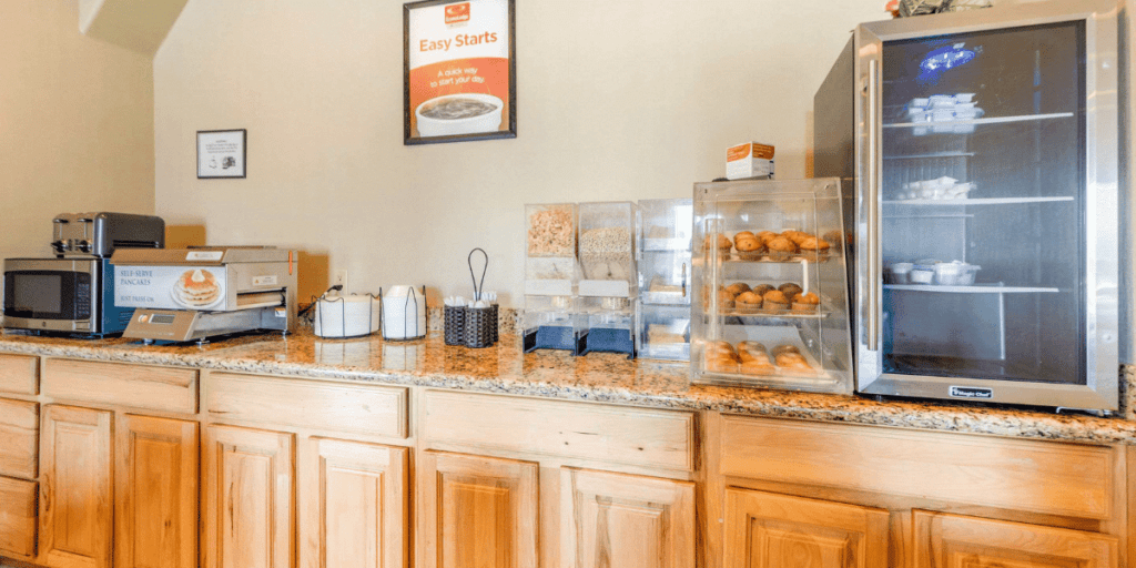 Review of Econo Lodge Airport Colorado Springs with Private Hot Tub in Room