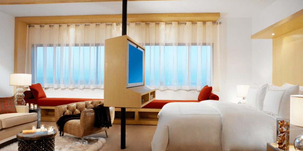 Luxury Hotels in Santa Monica Beach with Jacuzzi in Room
