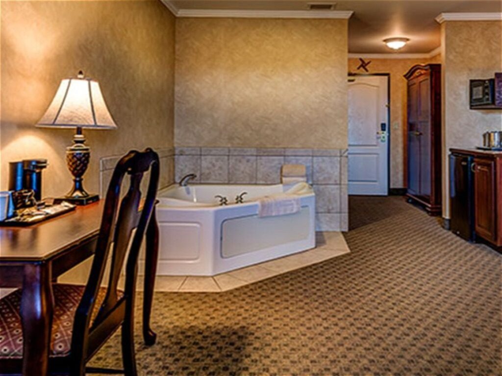 Top Romantic Retreats: Galena IL Hotels with Jacuzzi Suites
