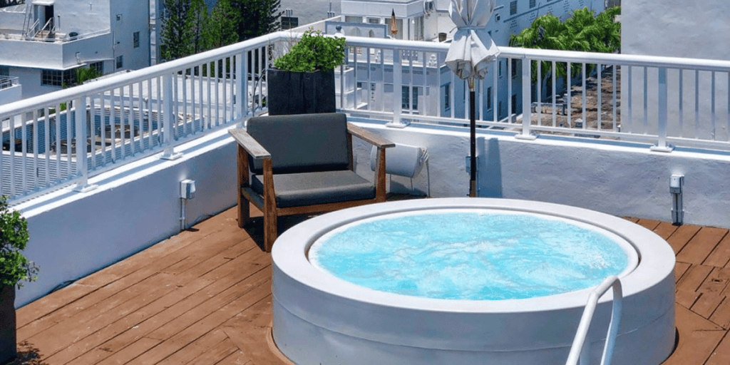 Hotel Victor Miami Beach: A Romantic Getaway With a Jacuzzi Tub in Room