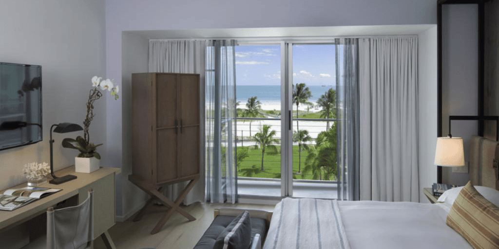 Hotel Victor Miami Beach: A Romantic Getaway With a Jacuzzi Tub in Room