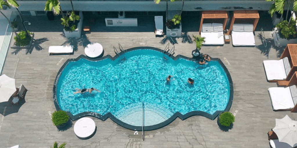 Hotel Victor Miami Beach: A Romantic Getaway With a Jacuzzi Tub in Room
