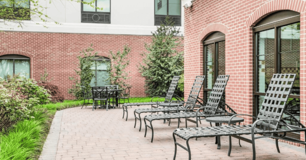 hotels with jacuzzi in room in delaware